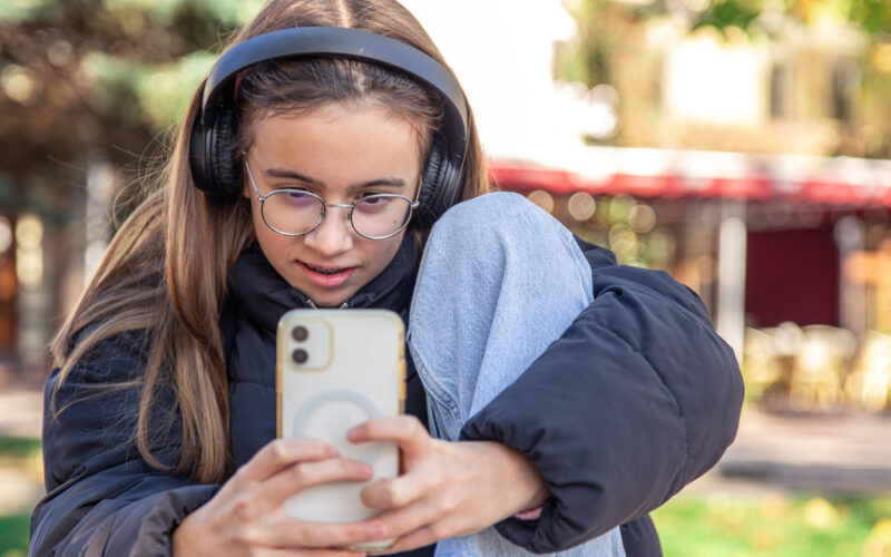 o eleva sta pe telefon