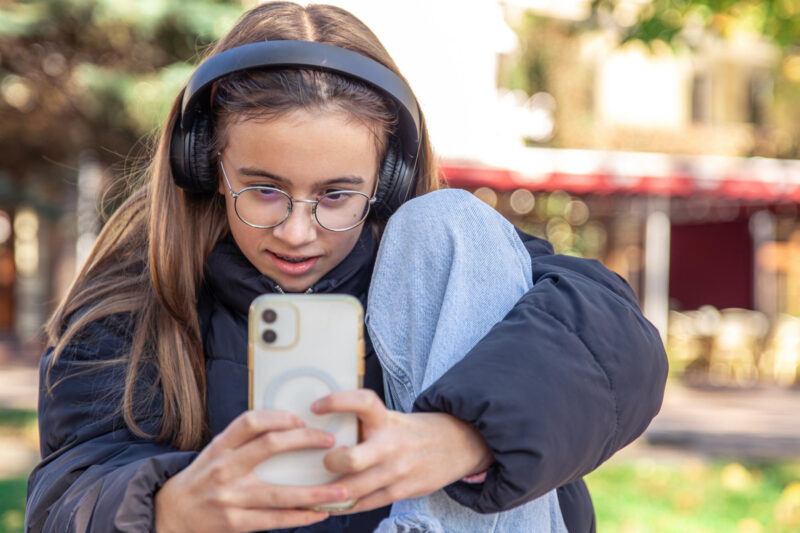 o eleva sta pe telefon