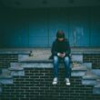 copil vulnerabil care comunică cu un chatbot