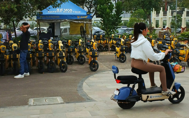 e-bicicleta pe strada in china