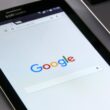 Telefon samsung cu google pe ecran