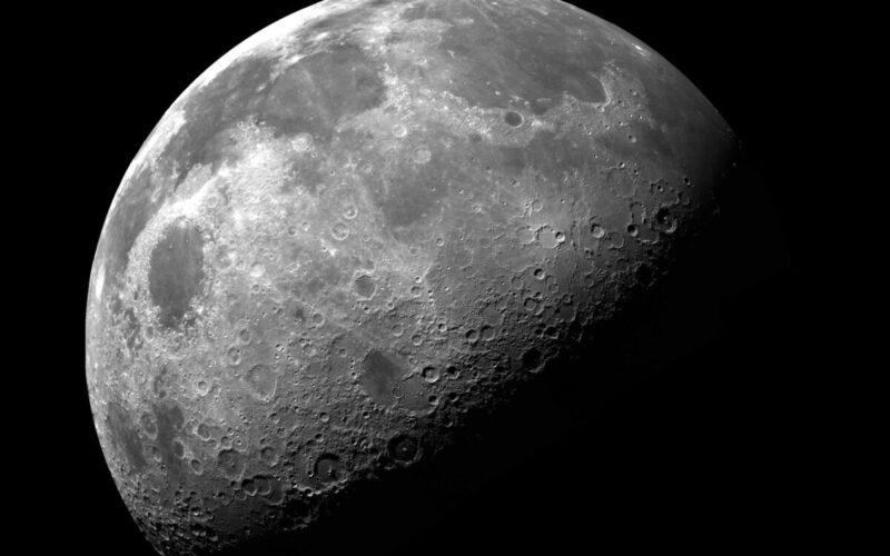 luna spatiu cosmin astronomie