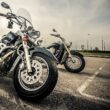 doua motociclet harley davidson intr-o parcare