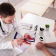 un medic ii explica unei paciente despre sistemul ovarian
