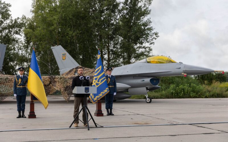 volodimir zelenski alaturi de un avion f-16