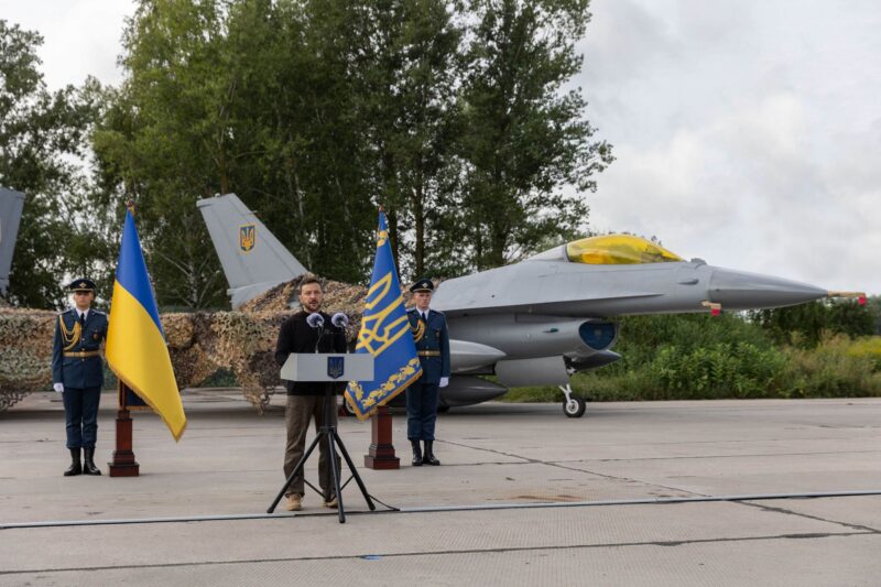 volodimir zelenski alaturi de un avion f-16