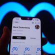 contul lui mark zuckerberg de pe facebook apare pe un telefon