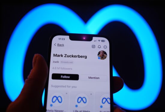 contul lui mark zuckerberg de pe facebook apare pe un telefon