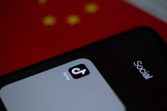 iconita aplicatiei tiktok pe un ecran