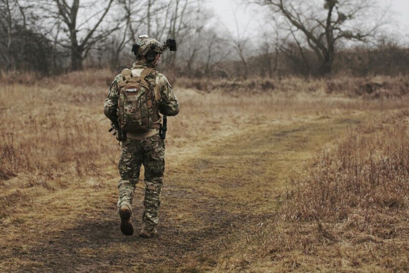 Soldat îmbrăcat în camuflaj patruland pe front