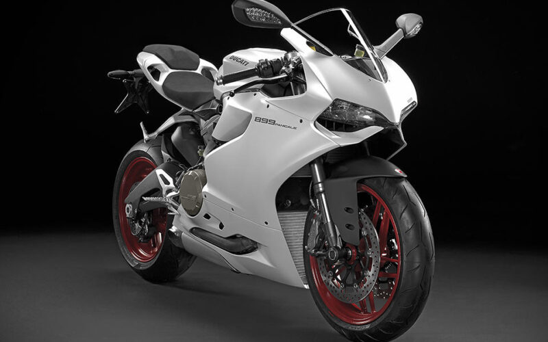 motocicleta ducati sport de culoare alba