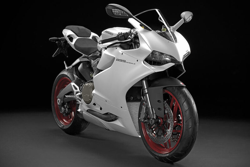 motocicleta ducati sport de culoare alba