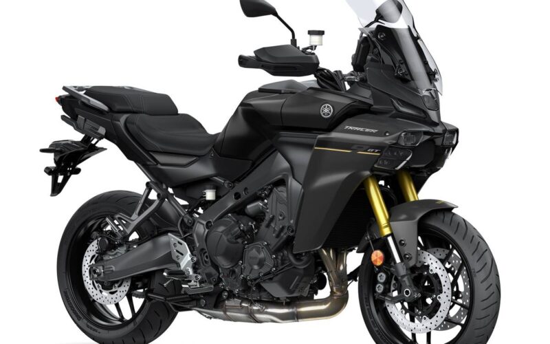 noua motocicleta yamaha tracer 9 gt pe culoare neagra cu faruri matrix led