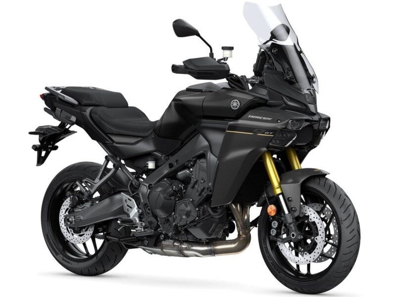 noua motocicleta yamaha tracer 9 gt pe culoare neagra cu faruri matrix led
