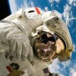 Astronaut plutind in spatiu