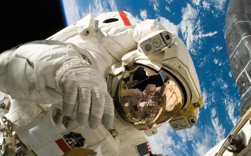 Astronaut plutind in spatiu