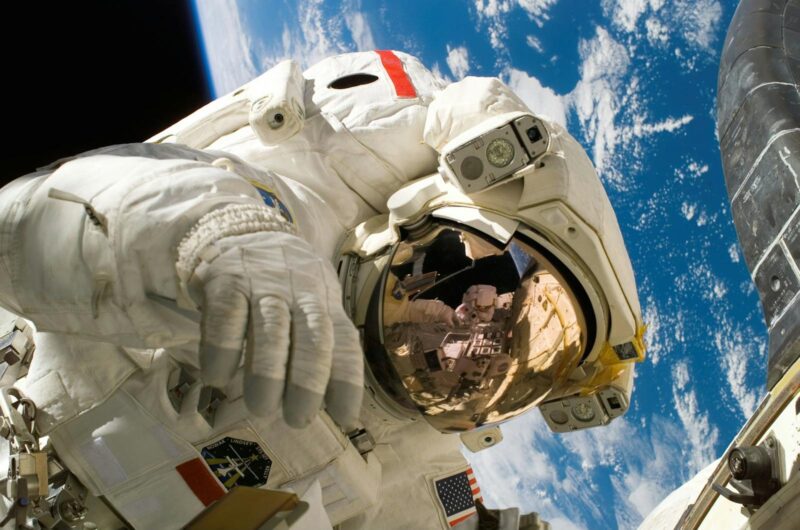 Astronaut plutind in spatiu