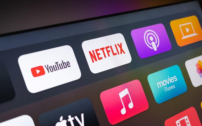 Aplicatii Youtube și Netflix pe ecranul unui Smart TV