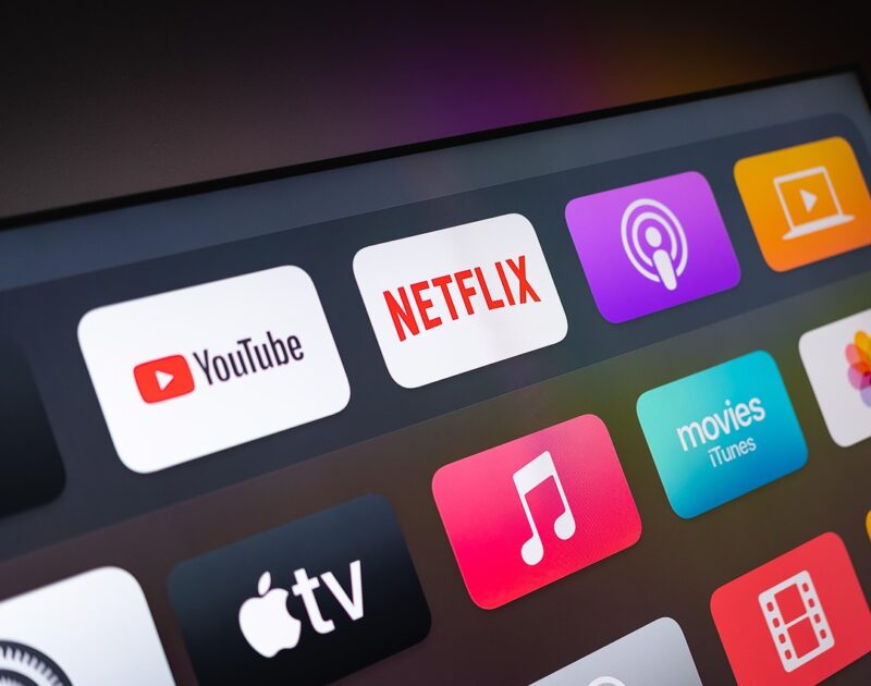 Aplicatii Youtube și Netflix pe ecranul unui Smart TV