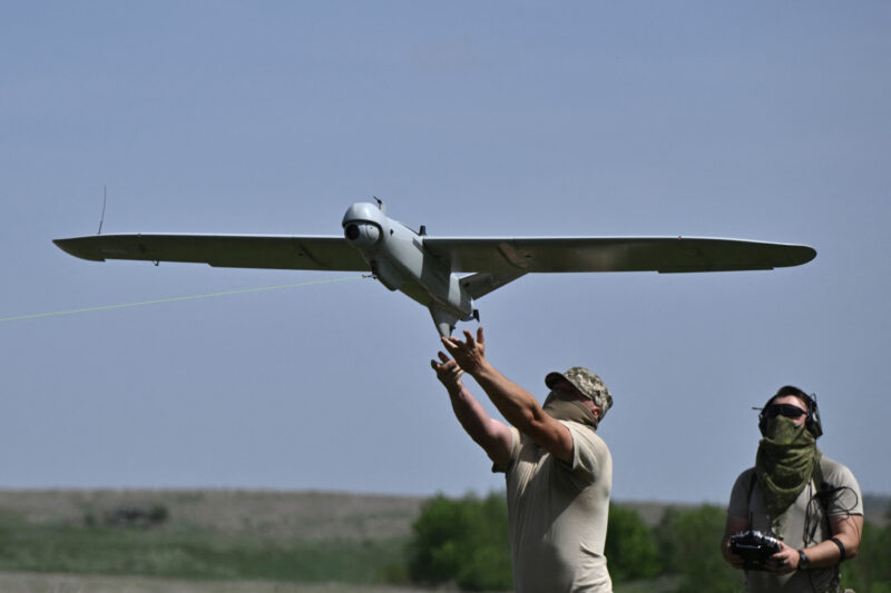 Soldati ucraineni lansand o dronă