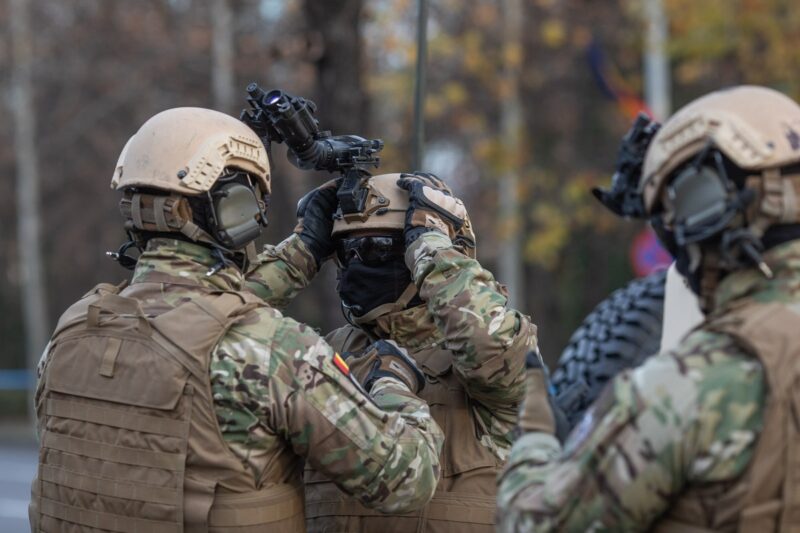 Militari romani in timpul paradei de Ziua Nationala a Romaniei