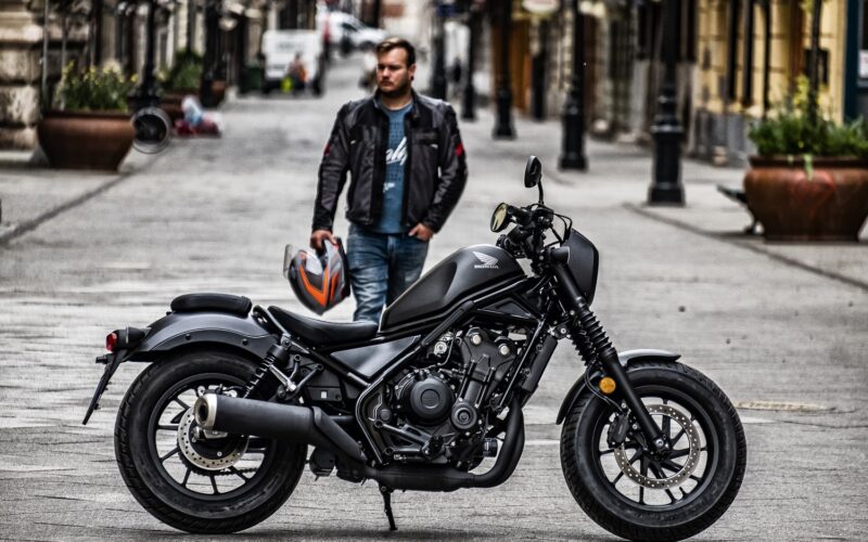 motocicleta cruiser honda, neagra in mediul urban