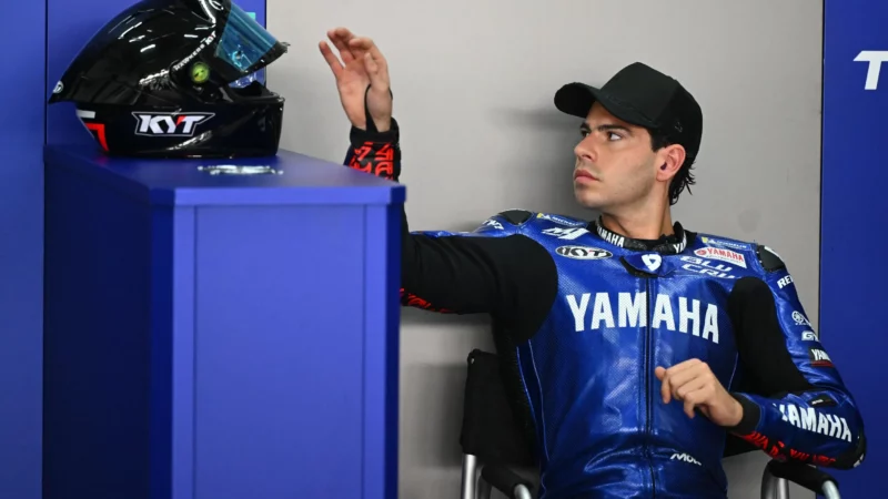 pilotul de moto gp Augusto Fernández la boxele echipei yamaga