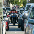 motocicleta in trafic printre masini