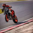 motocicleta KTM porotcalie pe circuit pe o roata