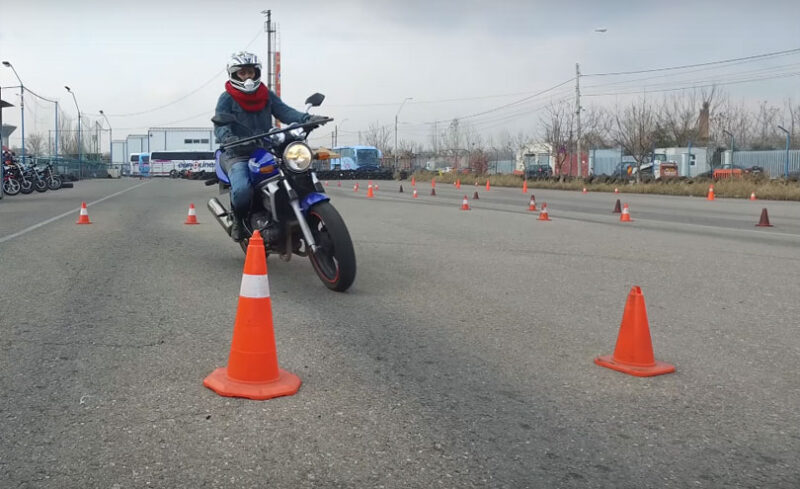 motociclist la examenul in poligon pentru permisul moto