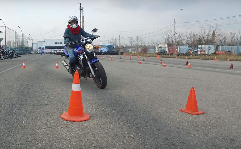 motociclist la examenul in poligon pentru permisul moto