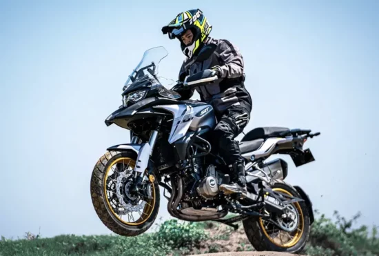 motocicleta adventure qjmoto
