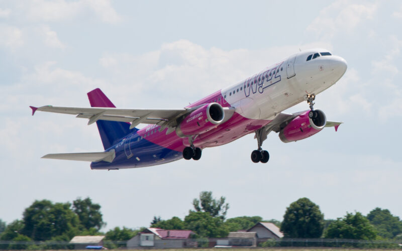 avion wizz air in zbor