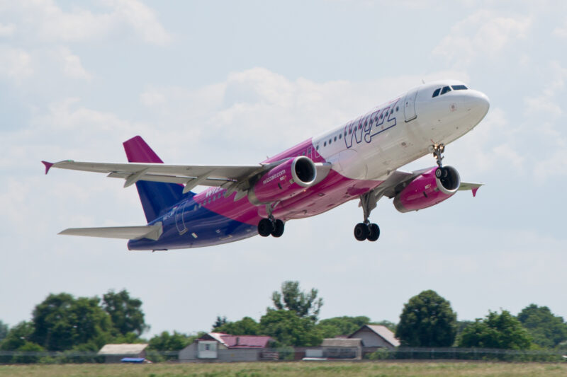 avion wizz air in zbor