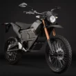 motocicleta electrica zero neagra cu furci galbele pe fundal negru