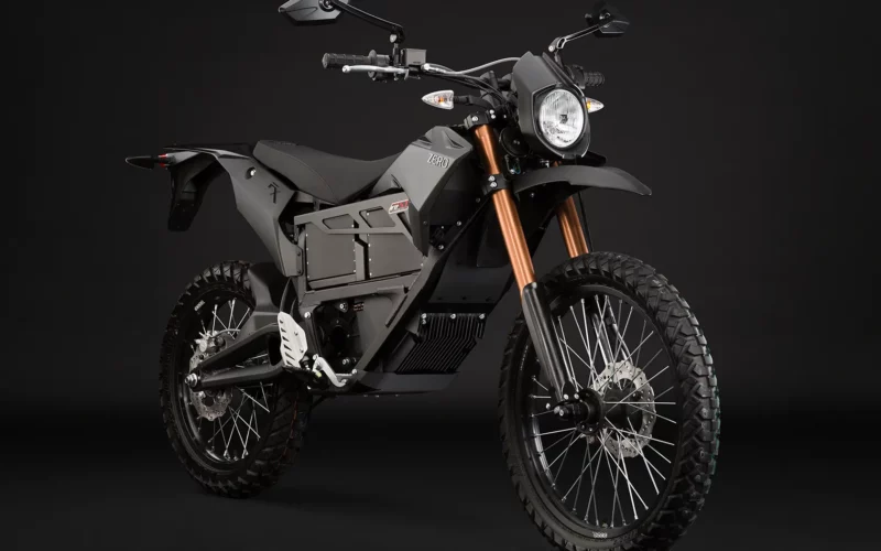 motocicleta electrica zero neagra cu furci galbele pe fundal negru