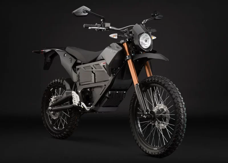motocicleta electrica zero neagra cu furci galbele pe fundal negru