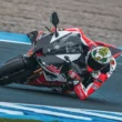 motocicleta super sport inclinata pe partea stanga pe circuit