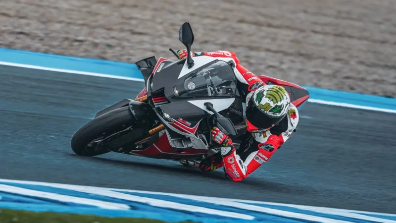 motocicleta super sport inclinata pe partea stanga pe circuit