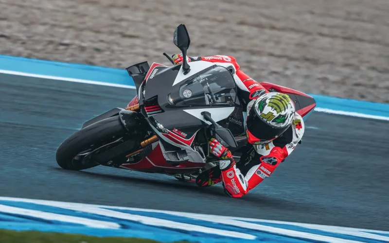 motocicleta super sport inclinata pe partea stanga pe circuit
