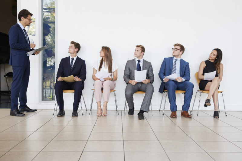 mai multi tineri aplica pentru un job
