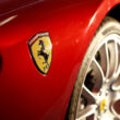 logo-ul ferrari pe un bolid al companiei