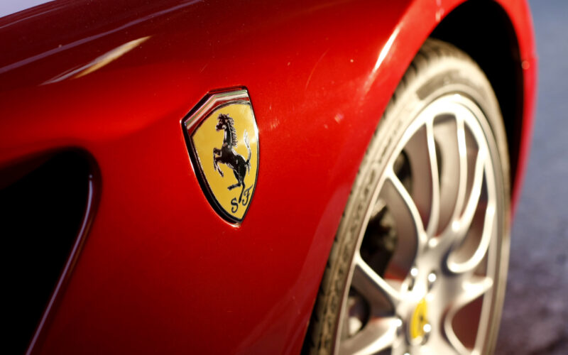 logo-ul ferrari pe un bolid al companiei