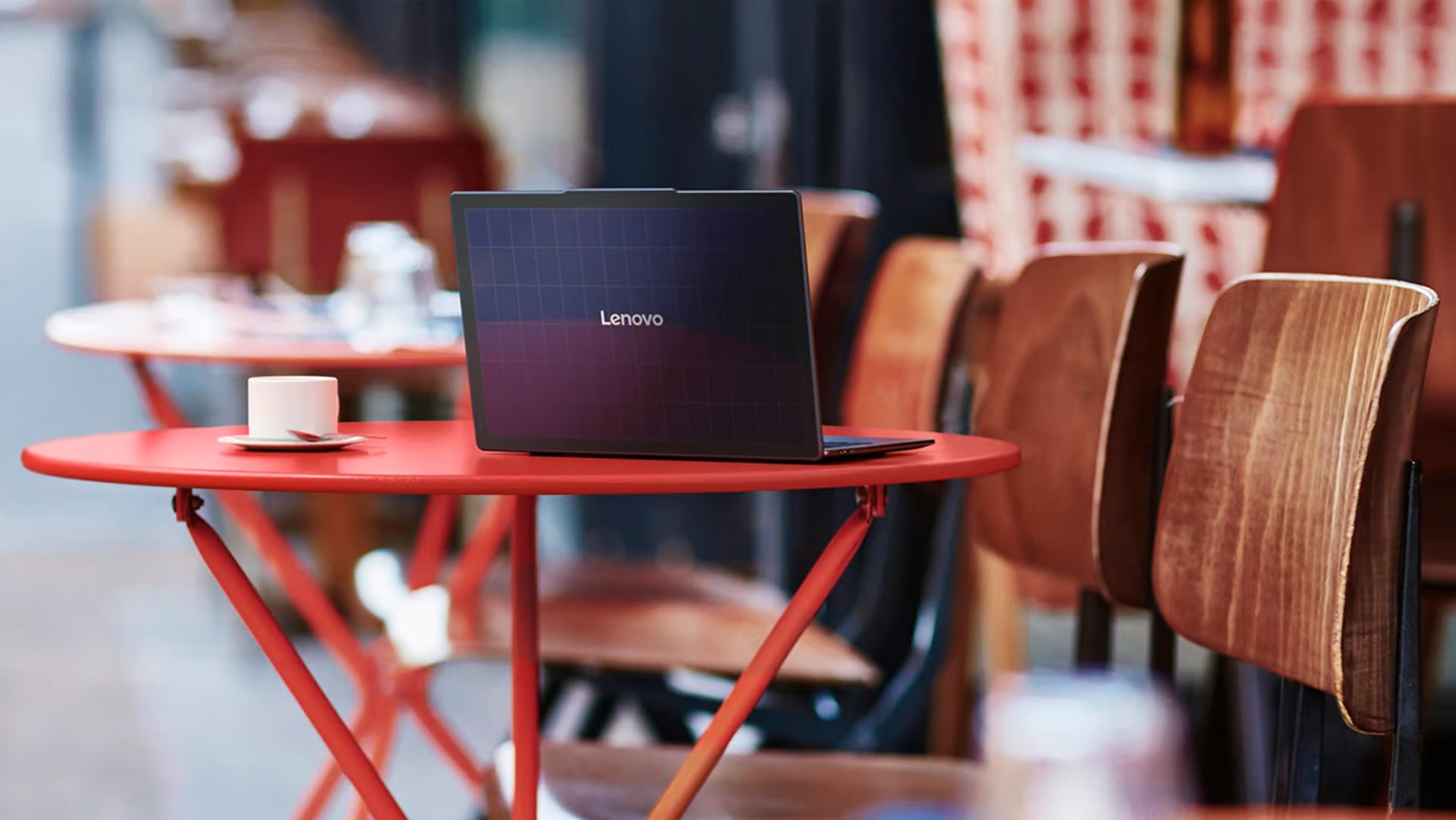 MWC 2025: Lenovo a prezentat un concept de laptop alimentat cu energie solară: 20 de minute la lumina directă a soarelui permit până la o oră de redare video