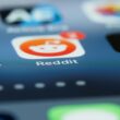 aplicatia reddit pe un smartphone