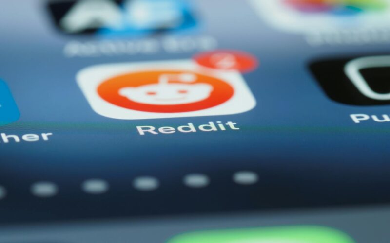 aplicatia reddit pe un smartphone