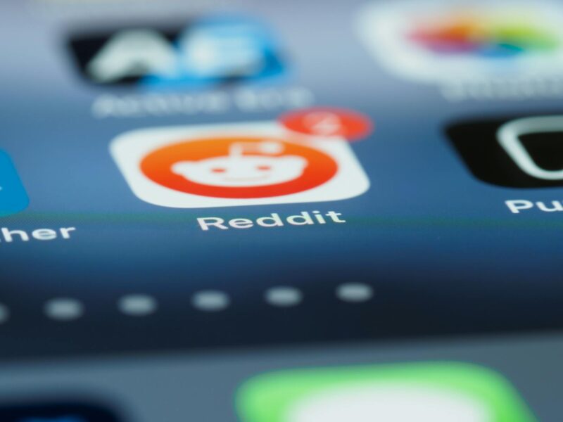 aplicatia reddit pe un smartphone