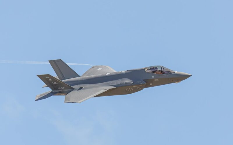 avion f-35 in zbor