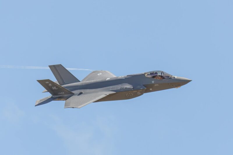 avion f-35 in zbor