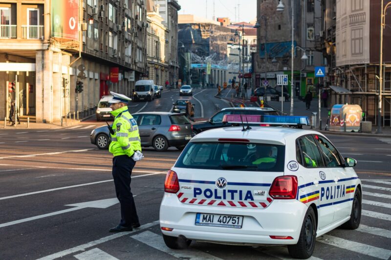 politist rutier in trafic